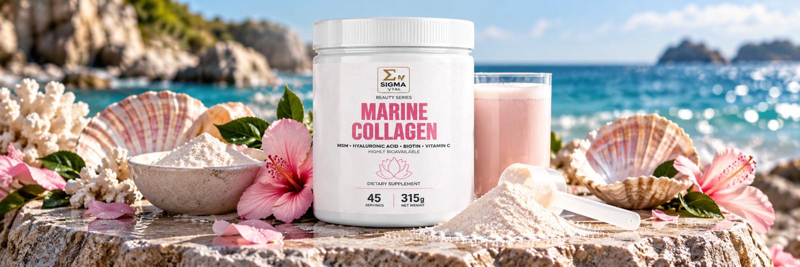 Kolagen morski Sigma Vital Marine Collagen 315g na tle morskiego krajobrazu, obok różowych kwiatów hibiskusa, muszli i gotowego napoju.