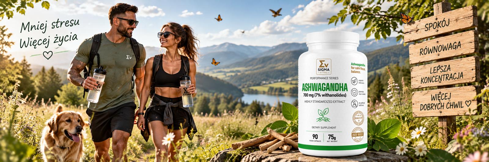 Suplement diety Sigma Vital Ashwagandha 700 mg na tle aktywnej pary wędrującej po górach z psem oraz drewnianego drogowskazu.